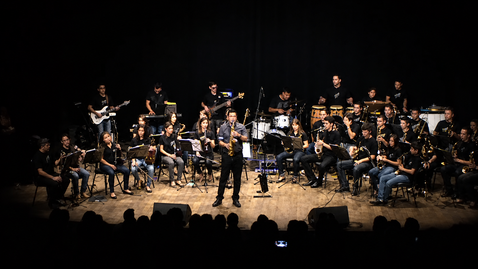 Atrios Orquestra em concerto no palco com saxofonista em destaque