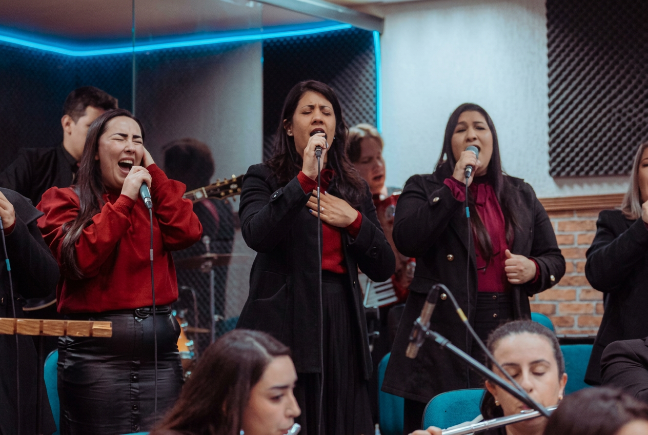 Trio vocal da Atrios Orquestra em apresentação