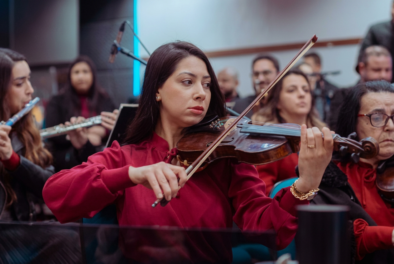 Violinista da Atrios Orquestra durante concerto