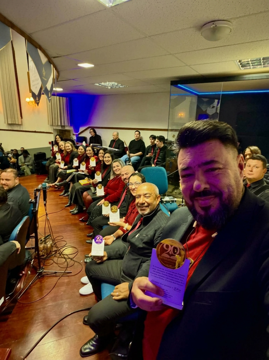 Integrantes da orquestra recebendo homenagem