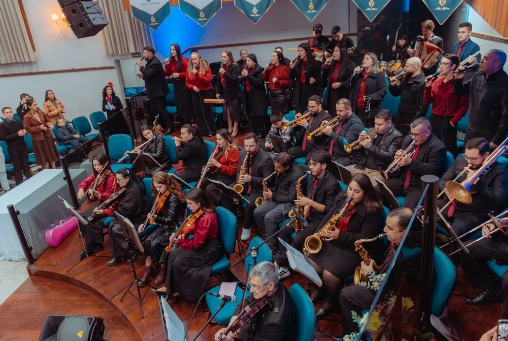 Atrios Orquestra completa em apresentação