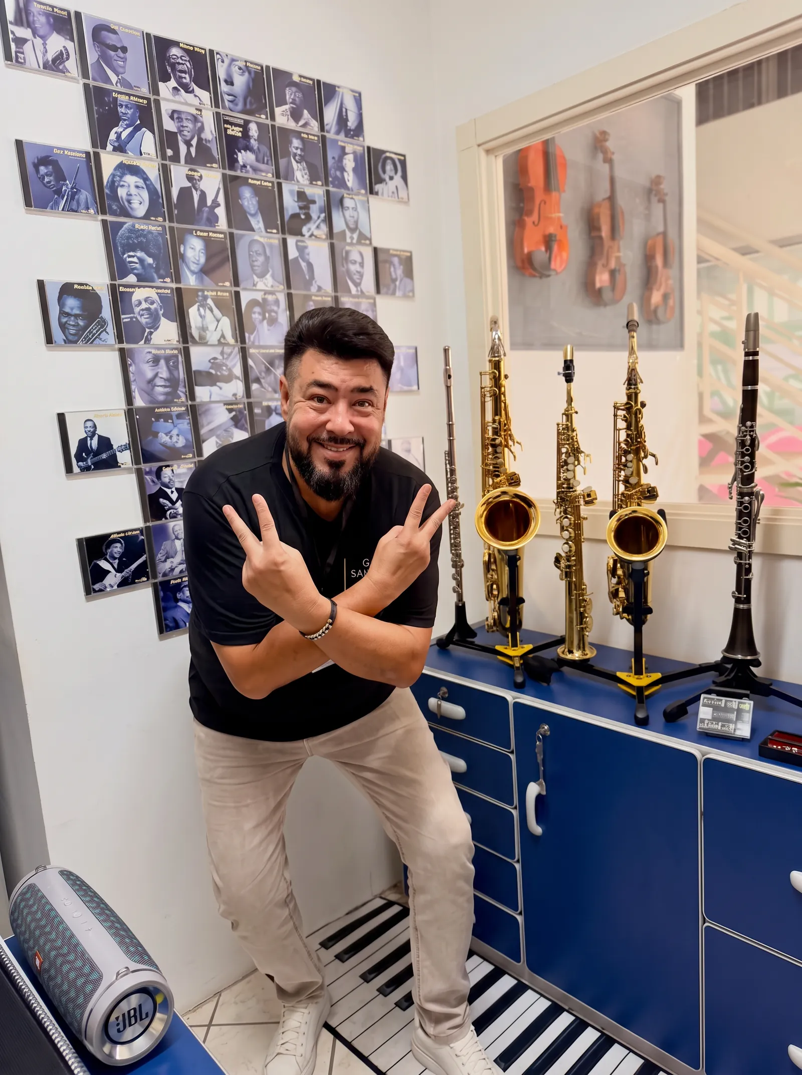 Giu Sanderi na Cia da Música, com saxofones e clarinete ao fundo