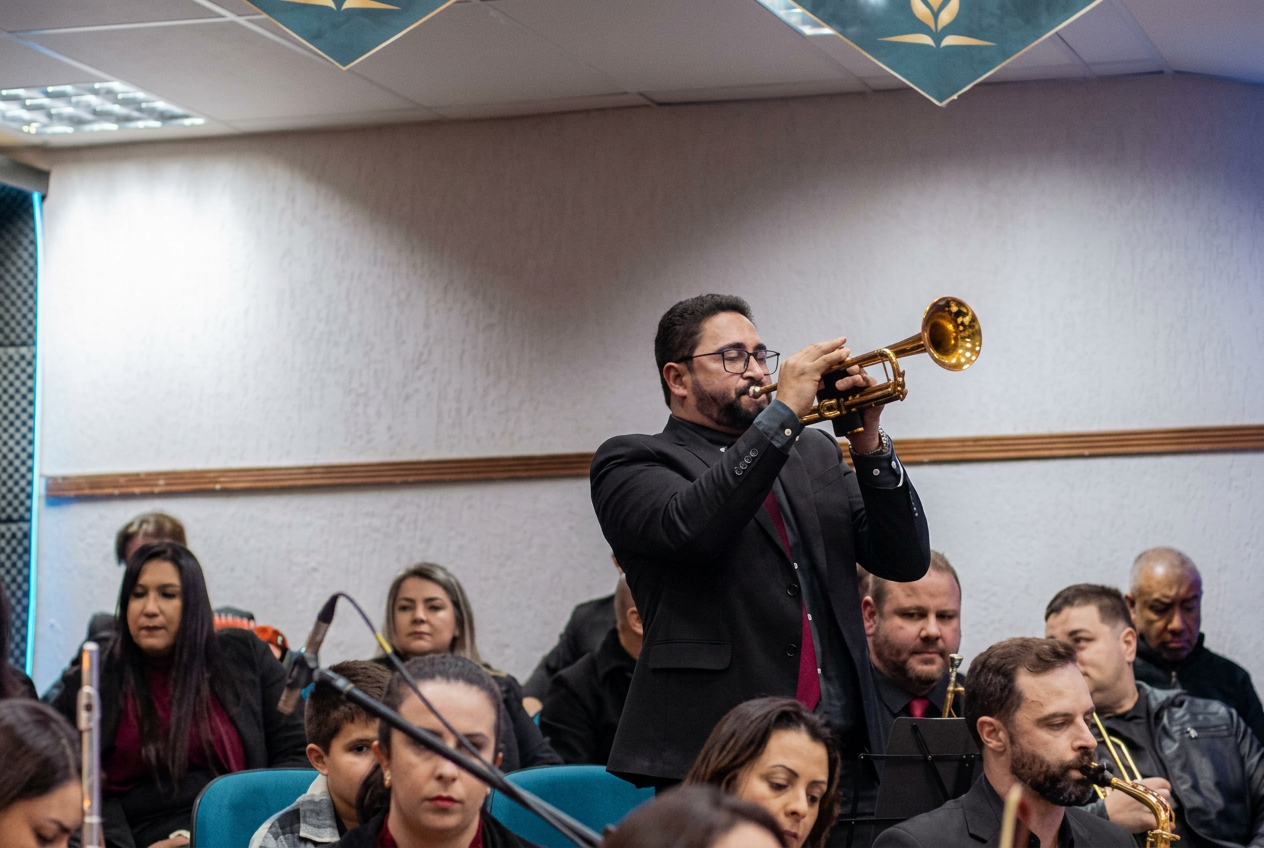 Trompetista em solo com a orquestra ao fundo
