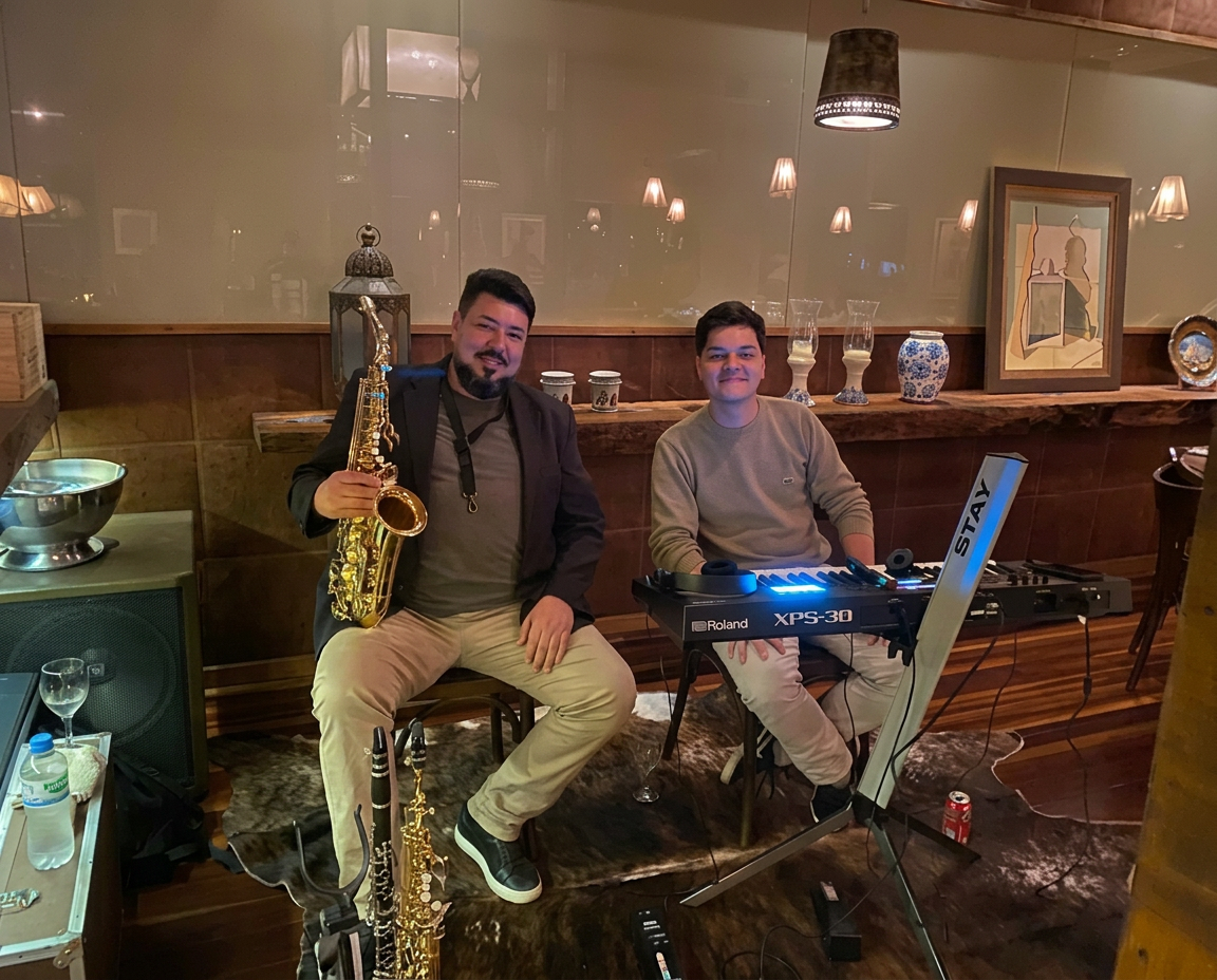 Giu e João Sanderi sentados com sax e teclado